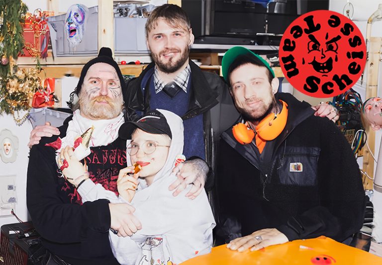 TEAM SCHEISSE KOMMT aufs WURMLOCH